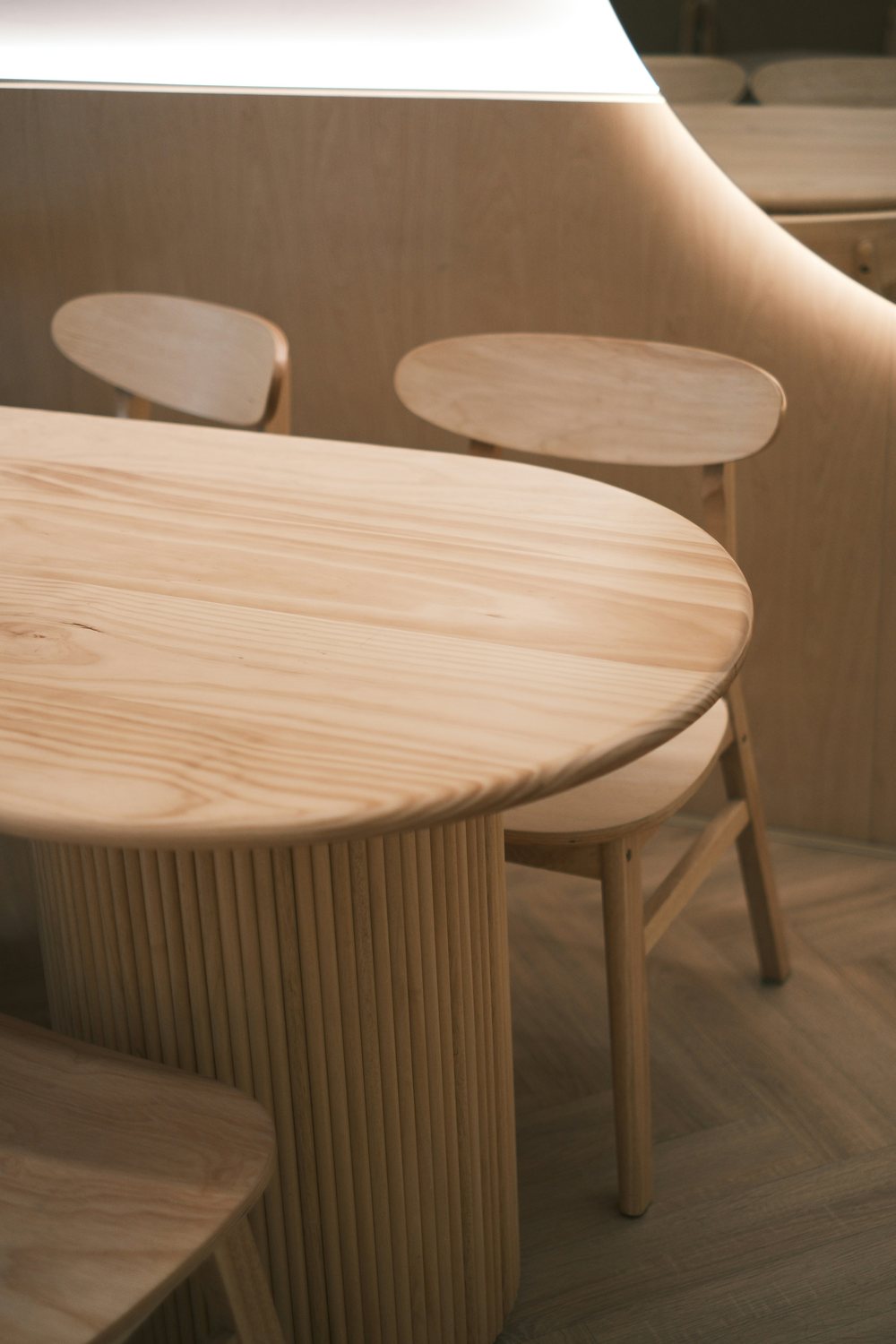Mesa redonda y sillas de madera de pino hechas a medida en Mueblería Carlos